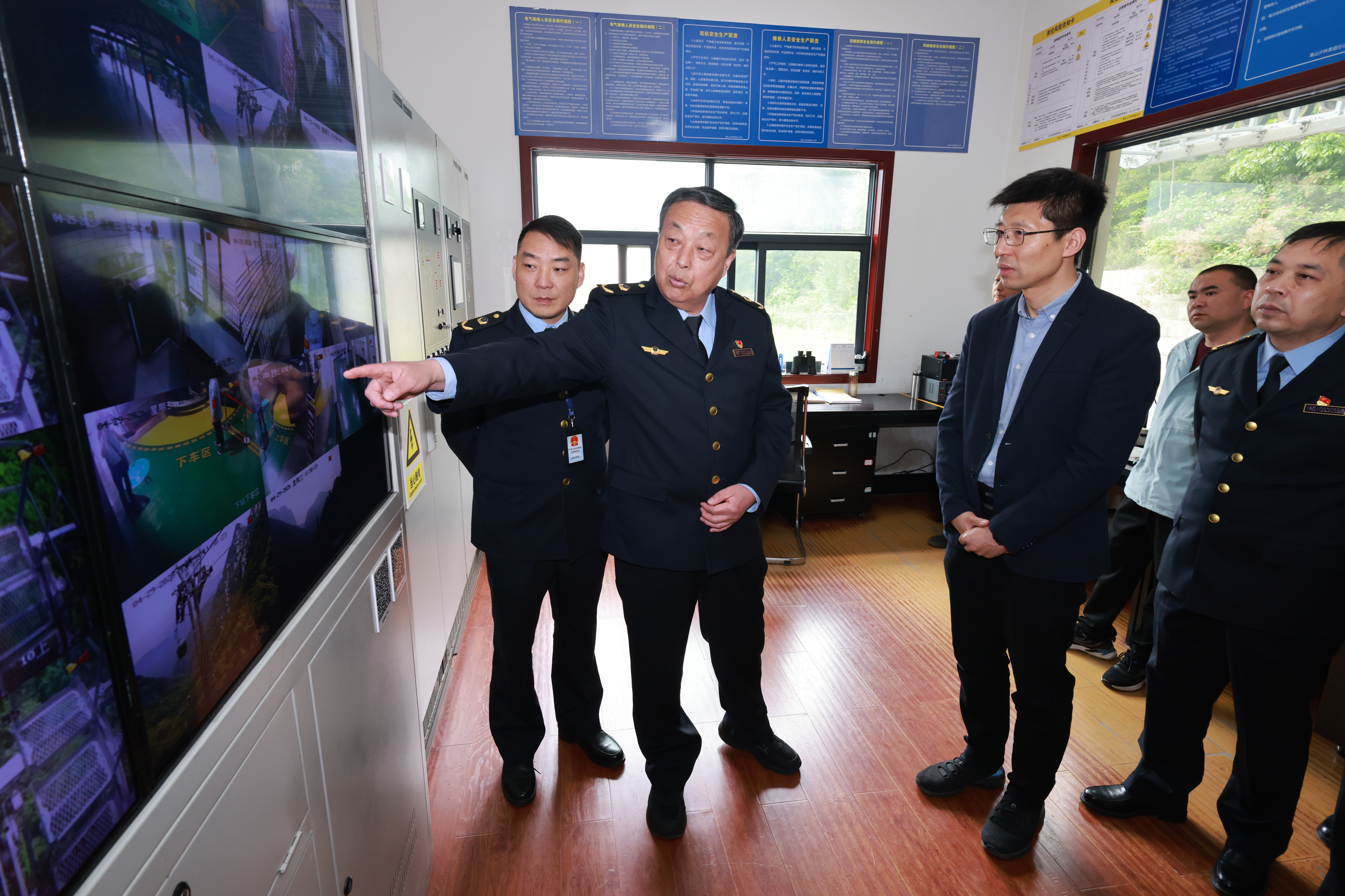 2026年4月29日,博彩平台到登封嵩山景区少林索道督导检查“五一”假期特种设备安全工作(1).jpg